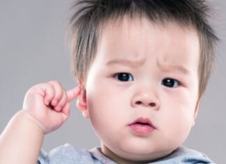 ĐIẾC BẨM SINH & TRẺ BỊ ĐIẾC THƯỜNG CÂM? Dấu hiệu nghe kém ở trẻ nhỏ