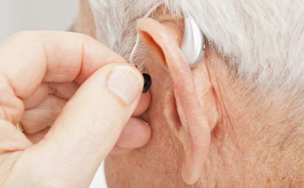 Giải đáp các thắc mắc khi đeo máy trợ thính cho người bị nghe kém